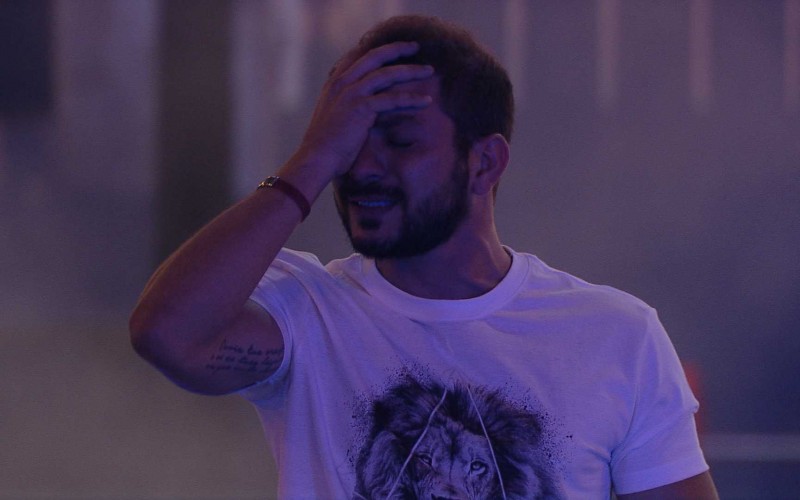 Caio chora ao cantar música na Festa do Líder Arthur no BBB21