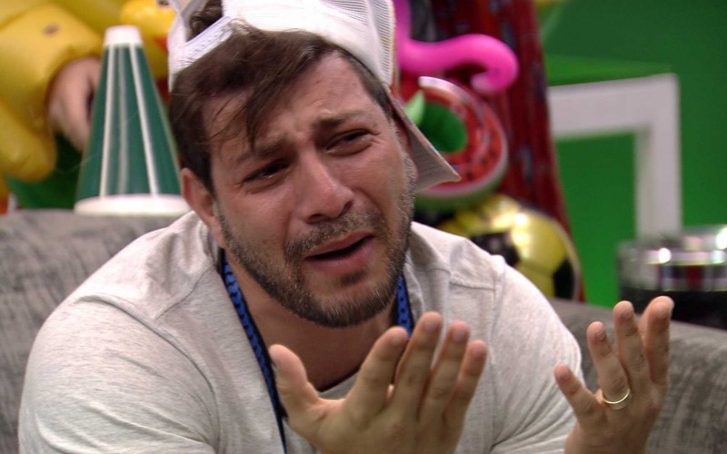 Caio chora com Presente do Anjo no BBB21