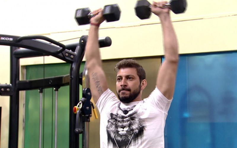 Caio malha enquanto brothers dormem no BBB21