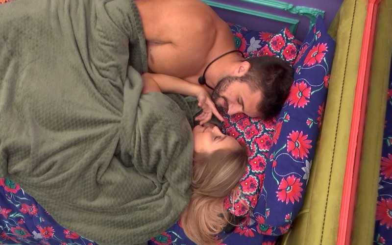 Carla Diaz e Arthur se beijam no Quarto Colorido do BBB21