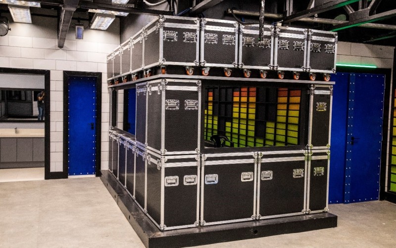 Cases dão tom industrial à casa do BBB21