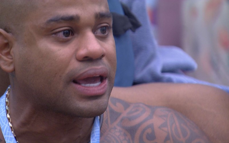 Cezar chora em DR com Domitila e dispara: 