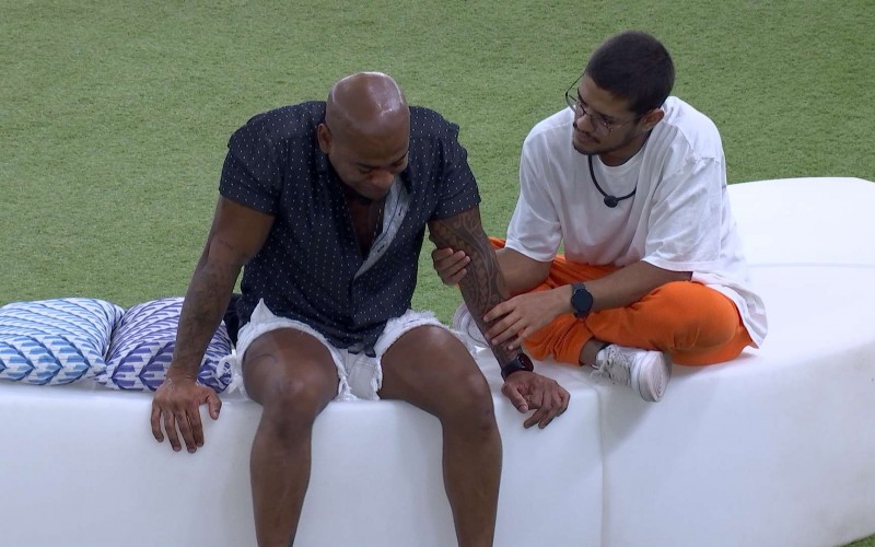 Cezar, do BBB 23, chora e é consolado por Gabriel Santana