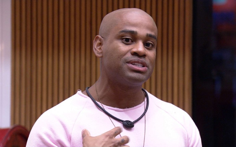 Cezar se declara para Fred Nicácio durante o Jogo da Discórdia e brother chora