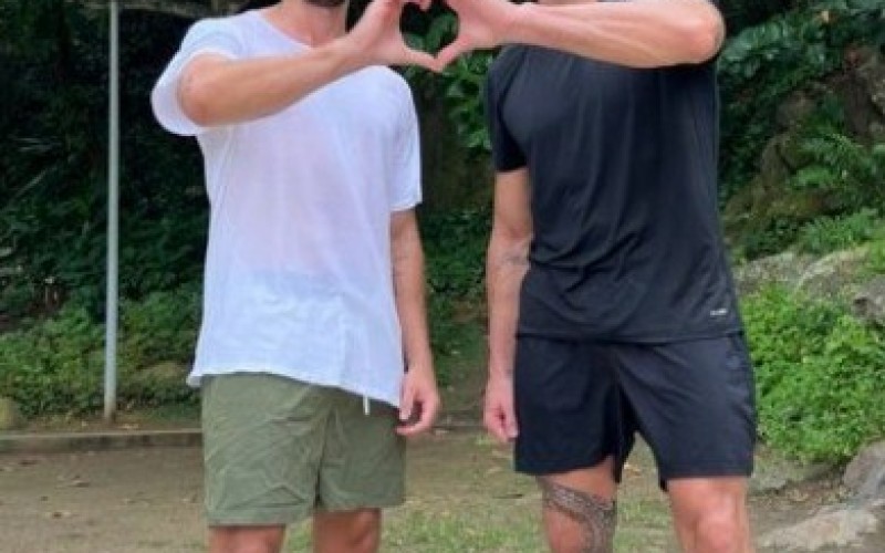 Chay Suede comemora permanência de Cara de Sapato no BBB 23