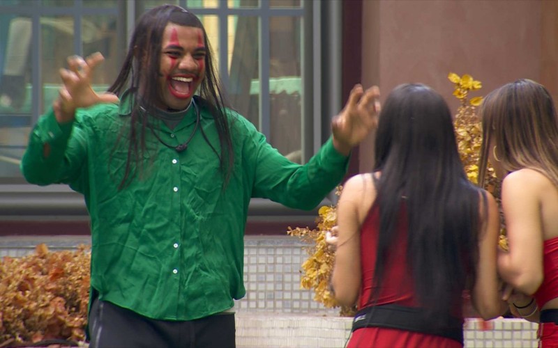 Com maquiagem de palhaço, Davi dá susto em sisters do BBB 24