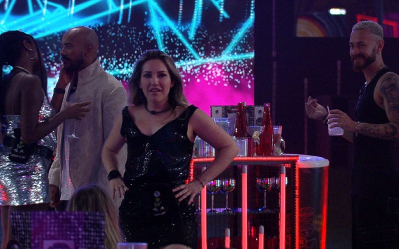 Dança de Amanda viraliza e cantor faz convite para sister