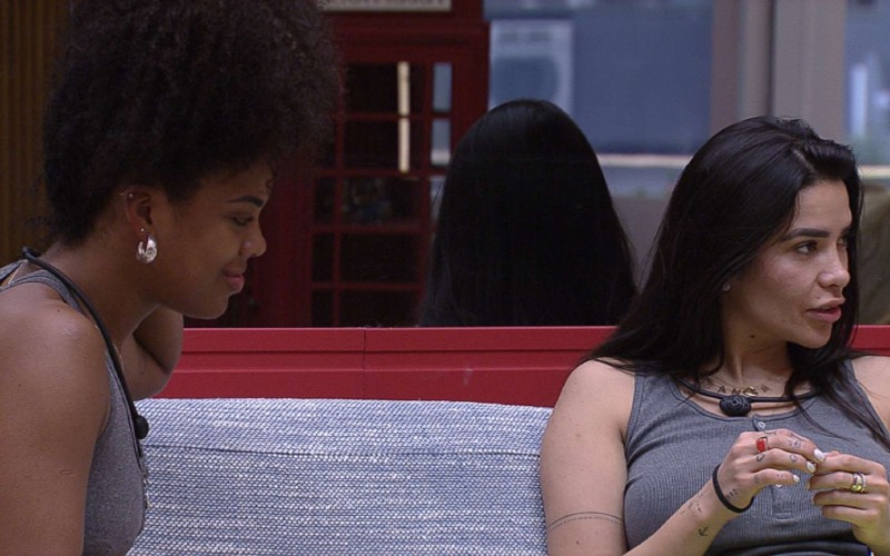 Dania Mendez presenteia Marvvila no BBB 23