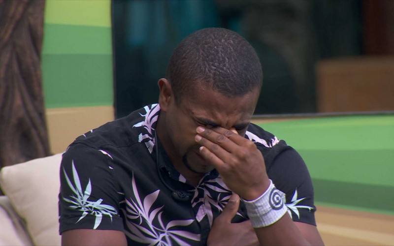 Davi ameaça desistir do BBB 24 e cai no choro