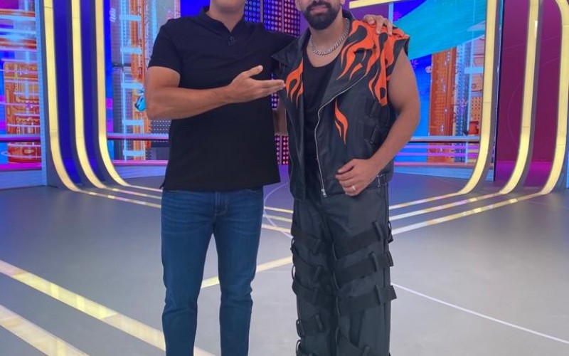 Dilsinho posa com Tadeu Schmidt nos bastidores do BBB 23