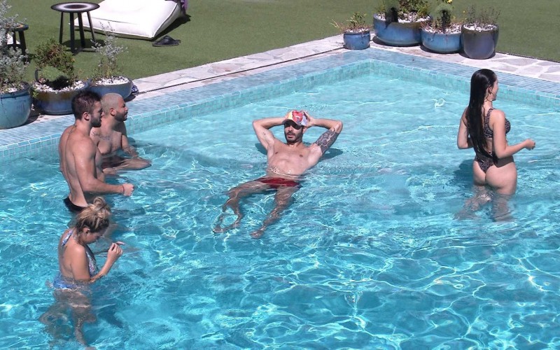 Em dia de Eliminação, brothers curtem piscina do BBB21