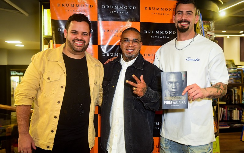 Ex-BBBs 24 prestigiam Rodriguinho em lançamento de livro