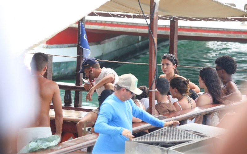 Jade Picon, Karol Conká, Pocagh e mais ex-BBBs aproveitam passeio de barco em Fernando de Noronha