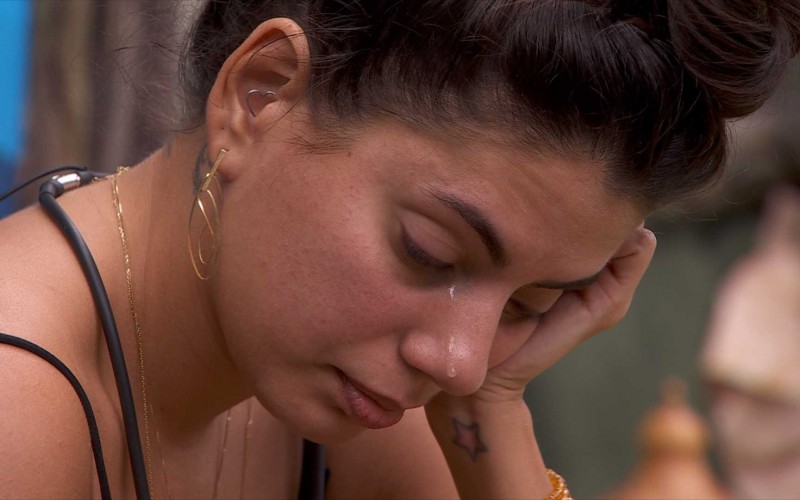 Fernanda chora ao ler a carta da família no BBB 24