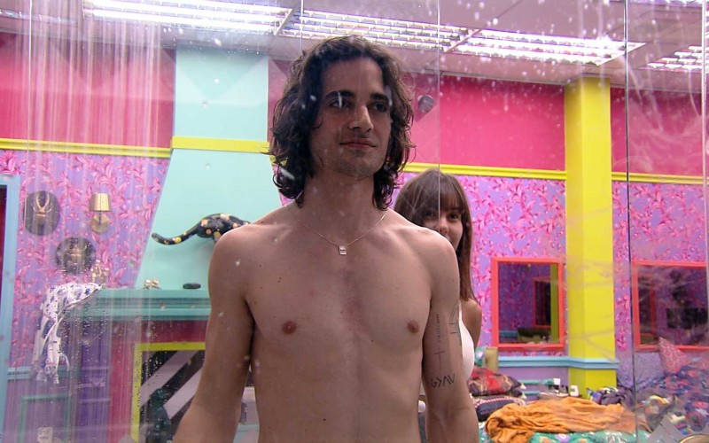 Fiuk tira a barba e recebe elogio de Thaís no BBB21: 