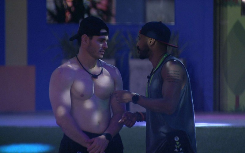 Gustavo dispara sobre Gabriel: 