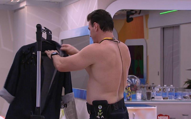 Gustavo recebe figurino para segunda Festa do Líder do BBB 23