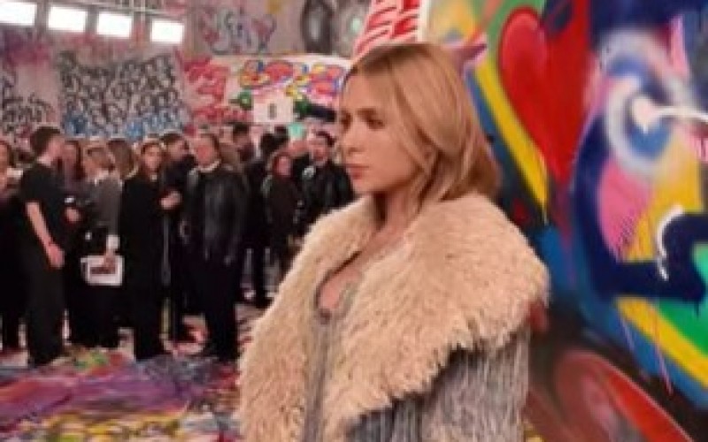 Jade Picon confere desfile na Semana de Moda de Milão com look all jeans