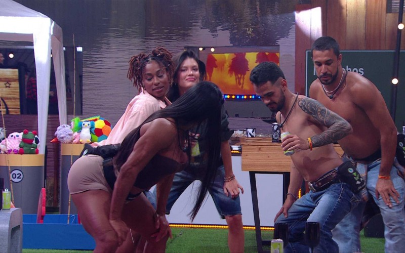 BBB 25: João Gabriel dança funk na Festa do Líder