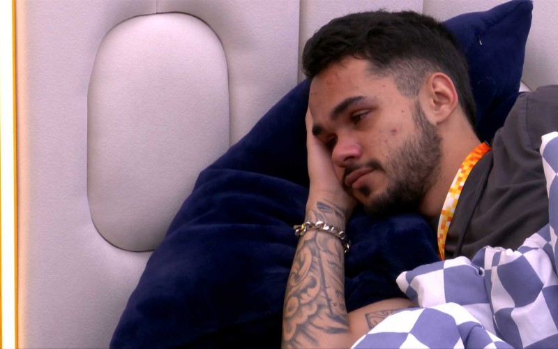 João Pedro chora ao olhar retrato de família