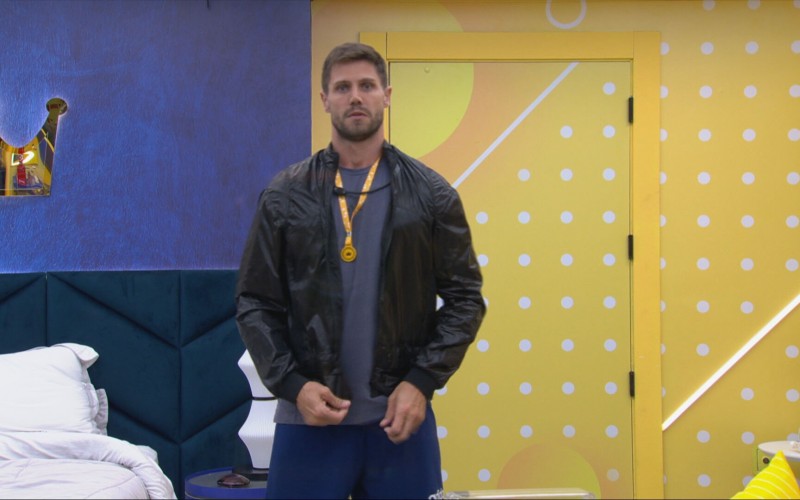 Jonas Sulzbach recebe figurino da sua Festa do Líder