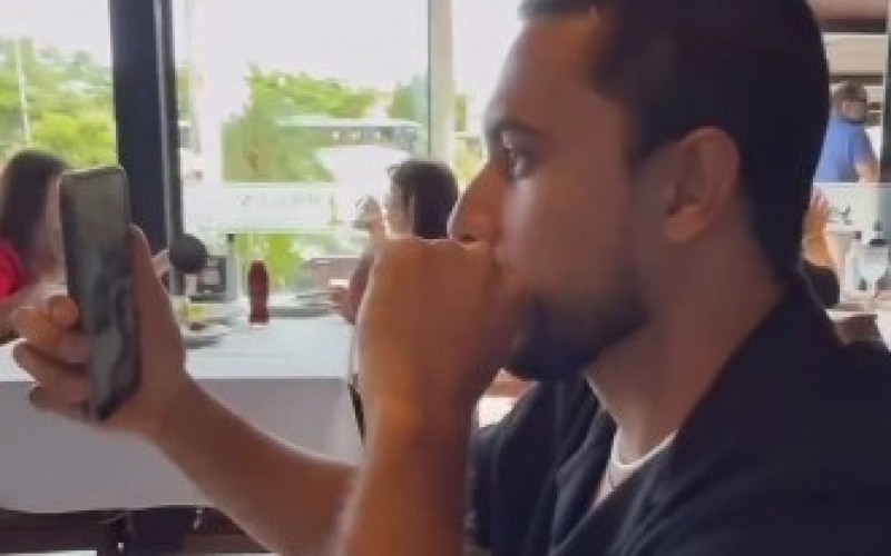 Maike faz videochamada com Gabriel e João Gabriel