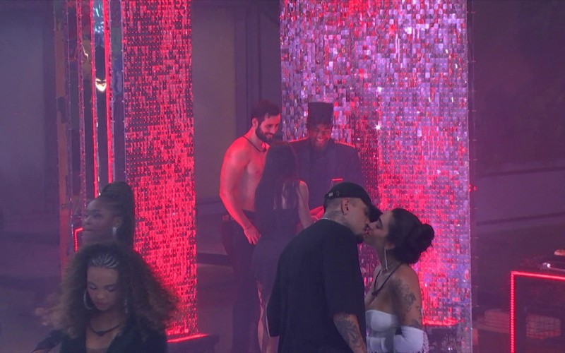 Na Festa da Líder do BBB 24, Giovanna e MC Bin Laden se beijam