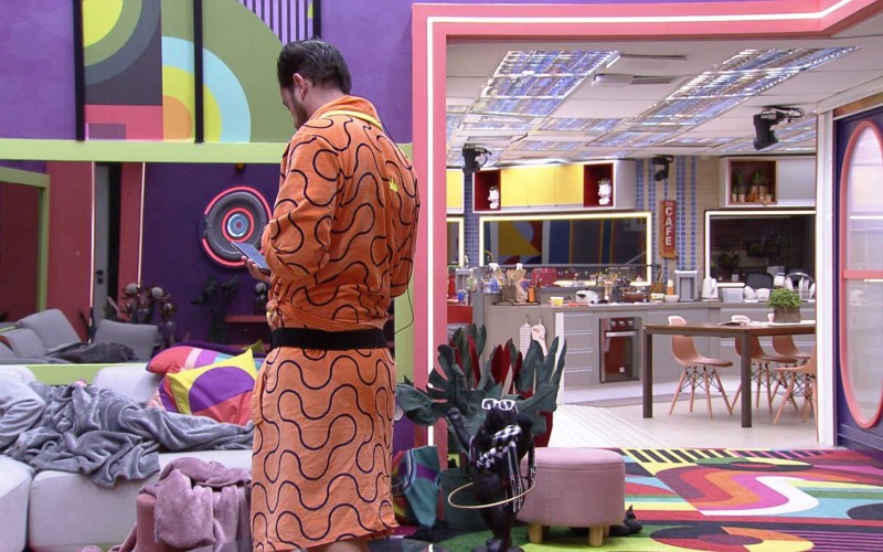 No BBB 22, Gustavo faz selfie com brothers dormindo