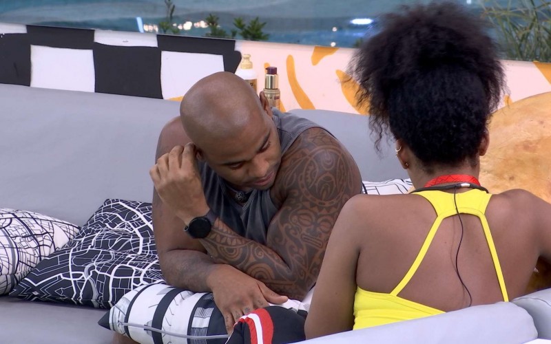 No BBB 23, Cezar revela ser calvo por opção e explica por quê