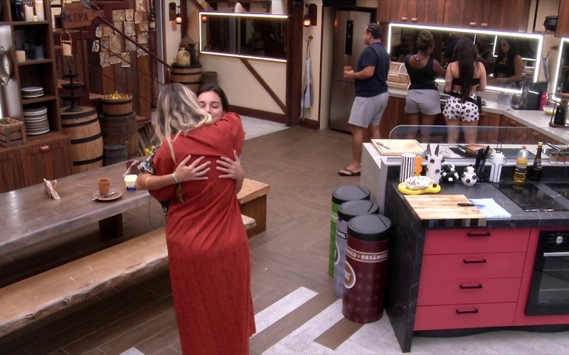 No BBB 24, Yasmin abraça Alane e deseja parabéns