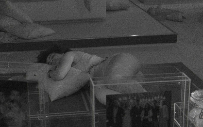 No Quarto do Líder, Natália levanta da cama e deita no chão