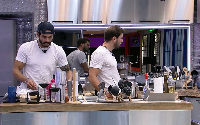 No Vip do BBB21, Rodolffo prepara café da manhã para brothers