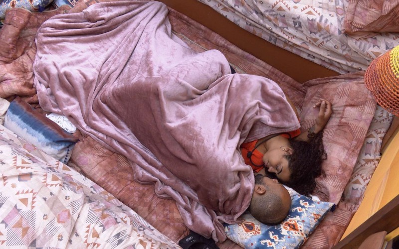 Paula e Ricardo trocam carícias na cama: 