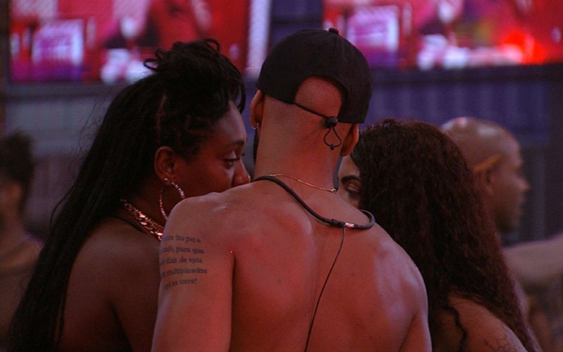 Paula faz confissão picante a Ricardo e Sarah Aline