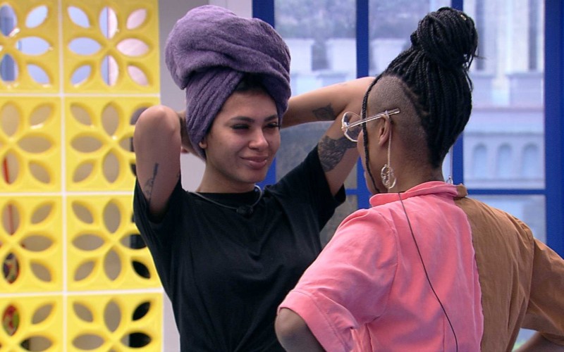 Pocah se emociona com homenagem de Projota à filha dele