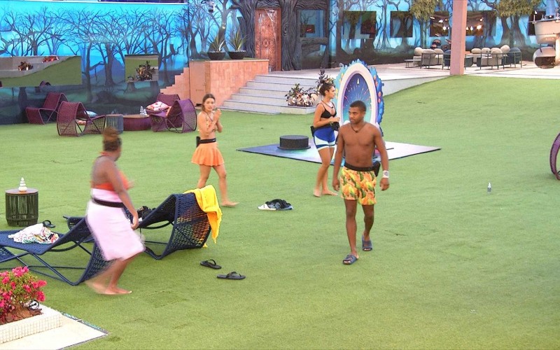 Raquele ri e agradece por não atender ao Big Fone no BBB 24