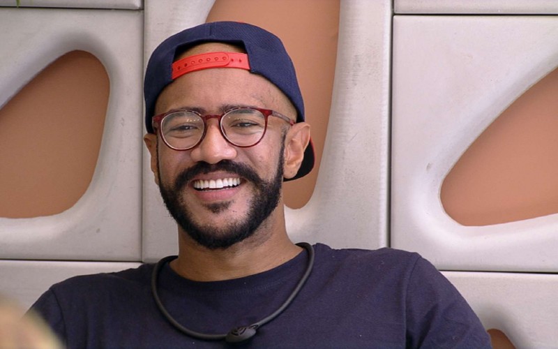 Ricardo comenta beijo em Sarah Aline: 