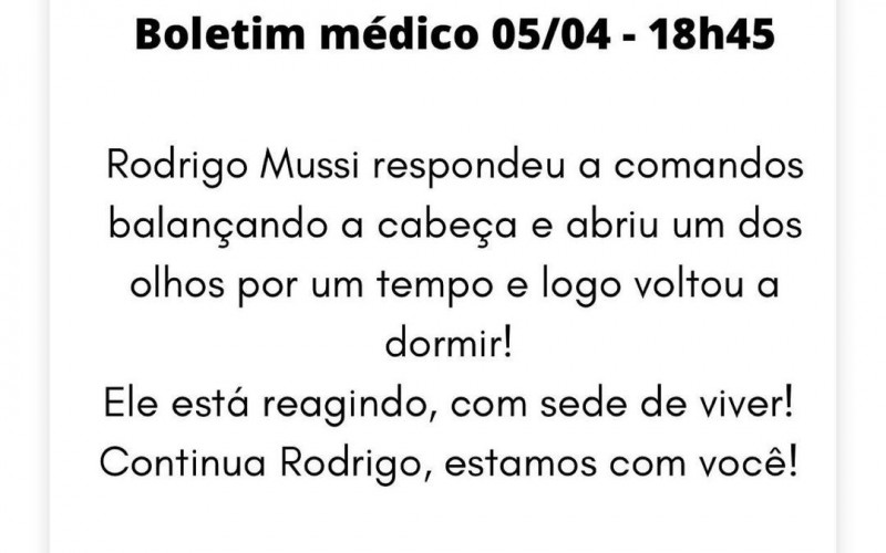 Rodrigo, do BBB 22, balança a cabeça e abre um dos olhos