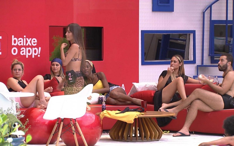 Sisters cantam durante pool party do BBB21