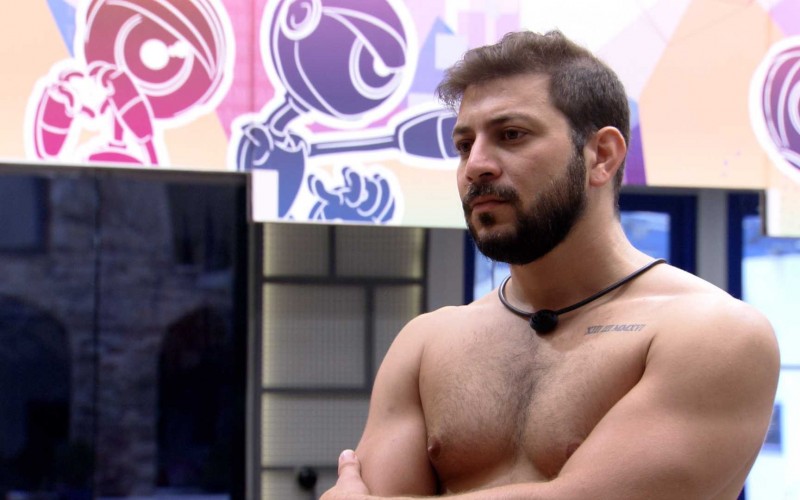 Sozinho, Caio analisa o Feed BBB