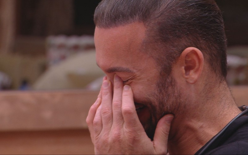 Sozinho, Diego Hypolito tem crise de riso no BBB 25