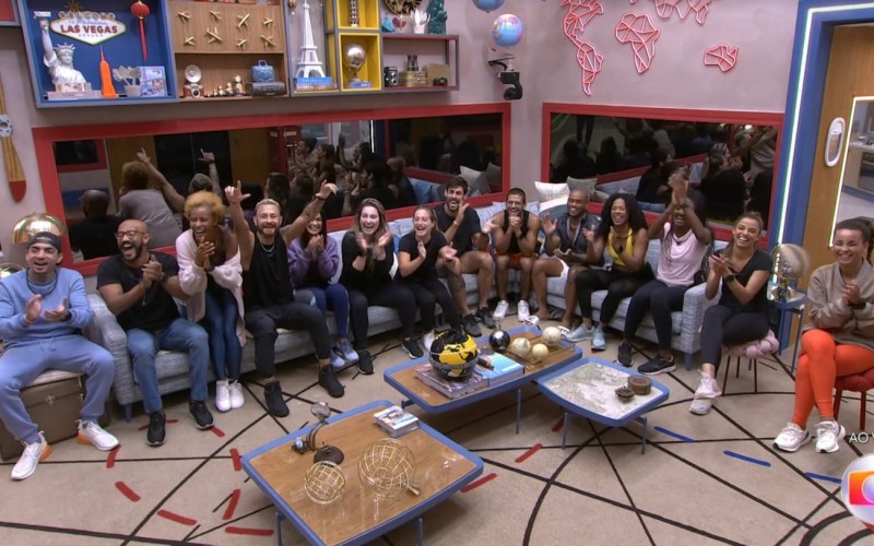 Tadeu Schmidt quebra pratos ao vivo no estúdio do BBB 23