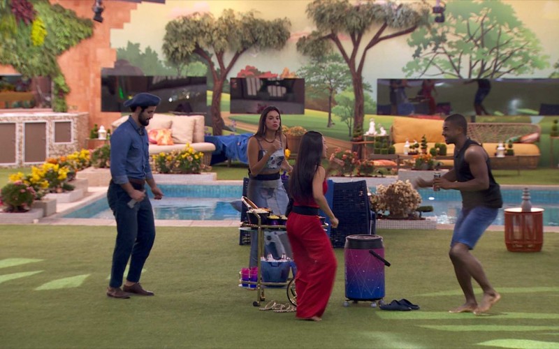Top 4 do BBB 24 recebe cooler e comemora na casa