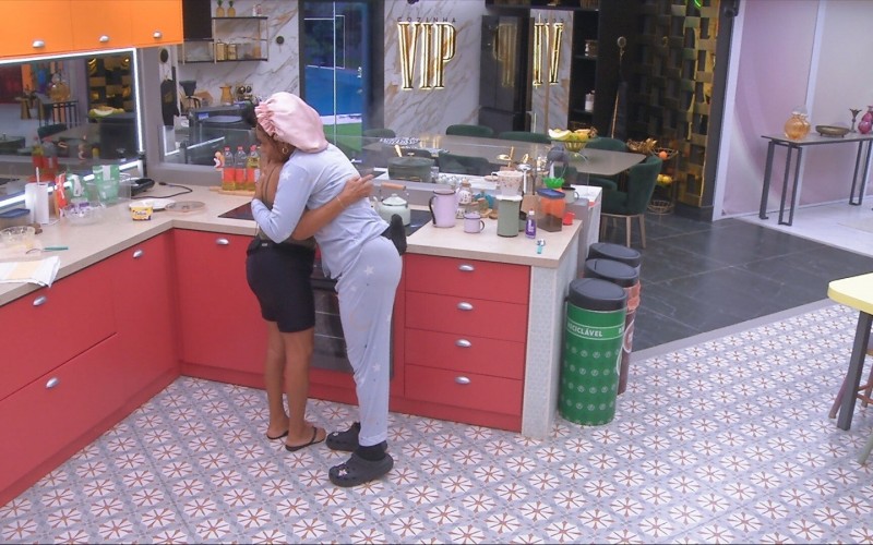 Vetada da Prova do Líder, Vilma recebe abraço de Thamiris