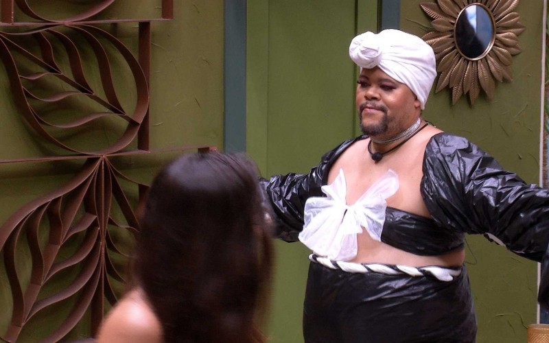 Babu é arrumado por sisters! 