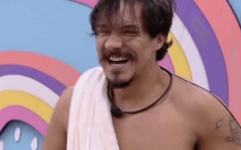 BBB 2022: Eliezer se descuida e acaba mostrando demais