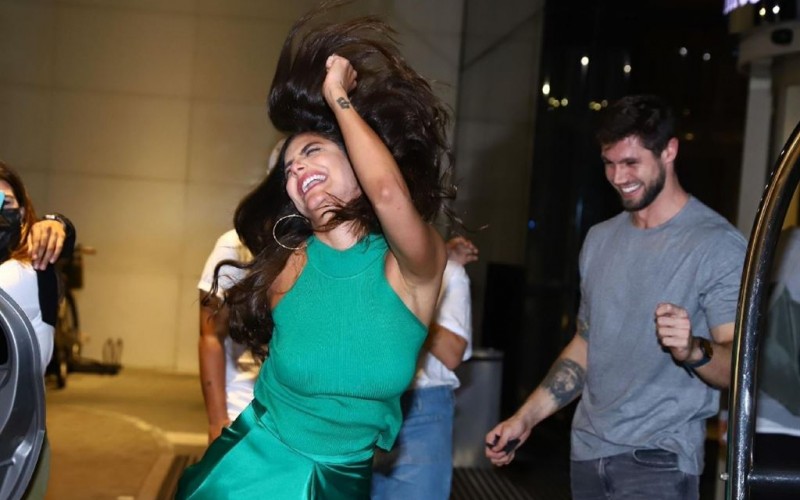 Após eliminação, Mari se emociona ao reencontrar Jonas e família