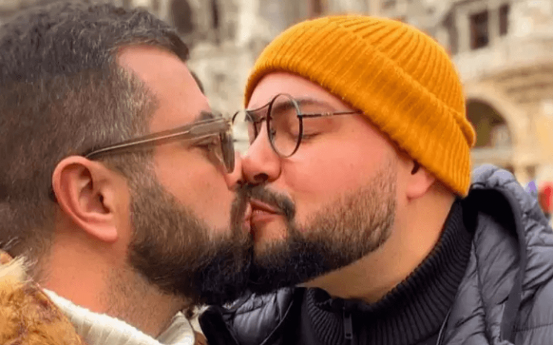 Tiago Abravanel reencontra marido após desistir do BBB 22