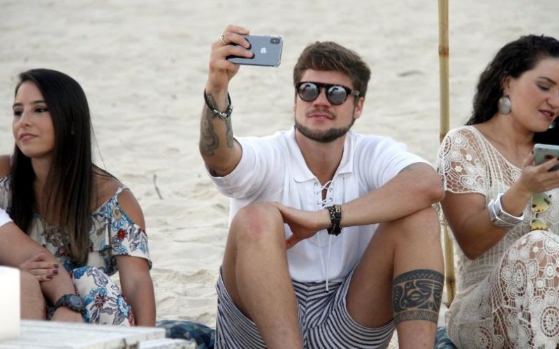 Ex-BBB Breno grava clipe sertanejo com Jesus Luz e Adriana Bombom