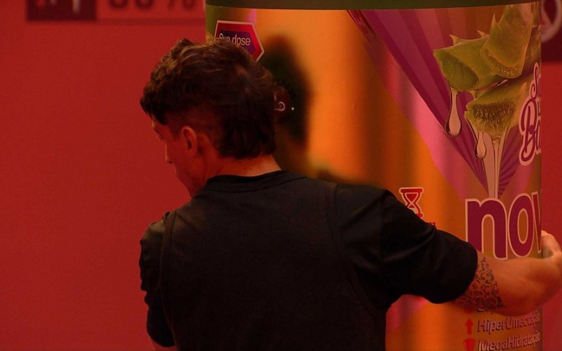 Felipe dá camisa para Gizelly após pedido de sister